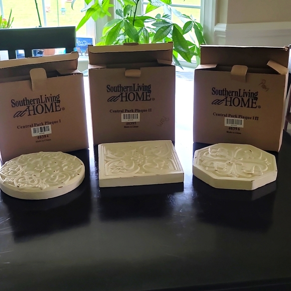 Central Park Plaques Set of 3 Wall Decor Distressed White- Southern Living@Home - Picture 3 of 15